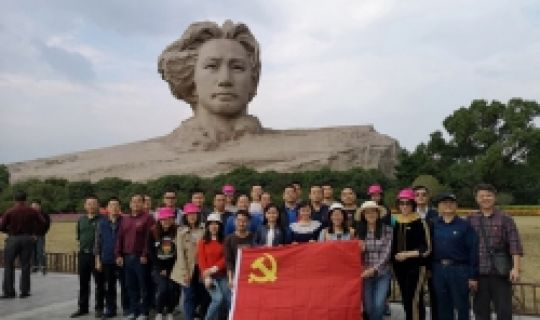 橘子洲頭覽風(fēng)光，偉人像前溫誓詞